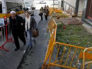 Pese a las promesas del alcalde, los vecinos de la calle pasar�n las Navidades rodeados de zanjas, escombros y ratas. 