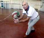 Alejandro Fari�a fund� el equipo de voleibol de Cambados, al que se siente muy unido. 