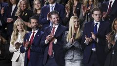 Donald Trump jr -segundo por la izquierda- e Ivanka Trump -segunda por la derecha- son dos de los hijos del presidente de EE.UU. que la BBC pide que declaren en el proceso