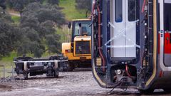 Vista ayer de la pieza del eje de un tren que se hall� en un arroyo pr�ximo al lugar del accidente de Adamuz. 