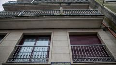 En este edificio de Boiro hay tres viviendas que se anuncian en el portal de subastas.