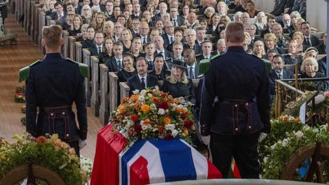 El rey Haakon VII y su esposa, la reina Mette-Marit, durante el funeral