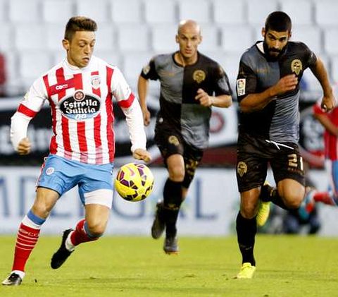 Jonathan Valle controla el bal�n en un lance del duelo del domingo contra el Sabadell. 