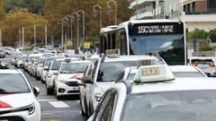 Decenas de taxis se concentraron este mircoles en Vigo para desplazarse a la manifestacin que tuvo lugar en Santiago contra las VTC.