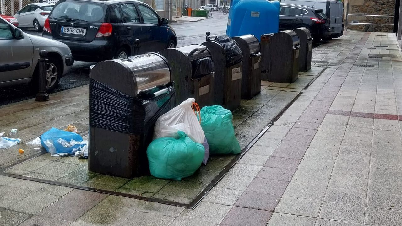 Quejas por el estado de unos contenedores en Baio
