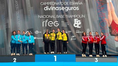 A cambadesa Ux�a Rodr�guez, no m�is alto do podio absoluto por equipos de DMT do Campionato de Espa�a de Ximnasia de Trampol�n.