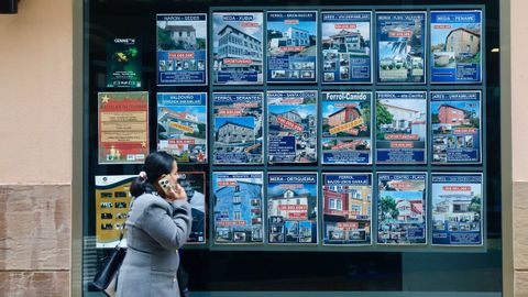 Escaparate con pisos a la venta y en alquiler en Ferrol.