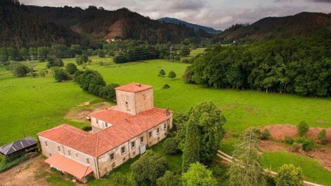 Torre de Arango, entre las localidades de Arborio y Las Tablas, en el concejo de Pravia