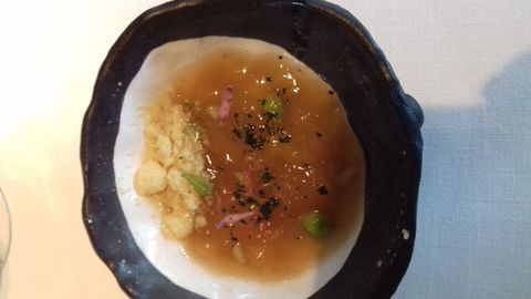 Humus de garbanzo verde, con ajo, pepino, comino y yogur.