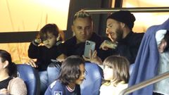 Sergio Ramos en la grada con Keylor Navas viendo un partido de su equipo