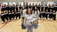 B�rbara, en primer plano, con las entrenadoras Carla y Sol y un grupo de las 106 patinadoras que tiene un club que est� al 100 % .