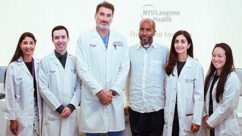 Bertrand Nelson, receptor de trasplante de pulm�n e h�gado y seropositivo (tercero desde la derecha), con miembros�del equipo m�dico que lo atendi� en el Instituto de Trasplantes NYU Langone