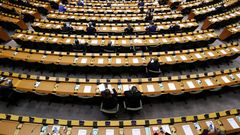 Vista general del hemiciclo del Parlamento Europeo durante la sesi�n plenaria mensual, reducida por el coronavirus.