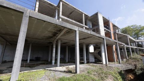 El esqueleto que en su d�a ten�a que albergar la sede de la Asociaci�n Cultural R�o Anll�ns de Ponteceso. Las obras arrancaron en el 2008 y conllevar�an un coste aproximado de un mill�n de euros.