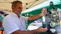 La experiencia del tirador de cerveza artesana, ayer en la feria que se celebra en Freixeiro. 
