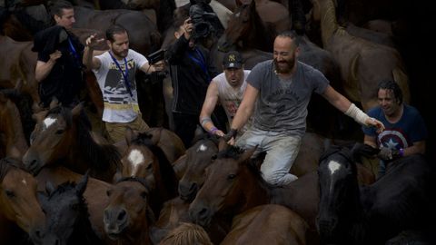Brais Revaldera, con la cmara en la mano, y su equipo filmando desde dentro una rapa.