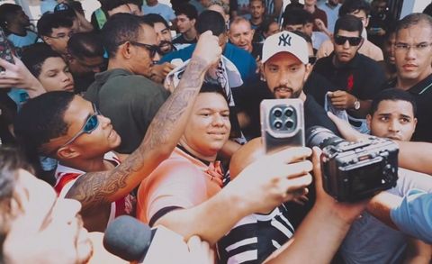 Nen�, a su llegada al aeropuerto para incorporarse a su nuevo club.