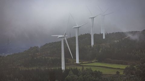 El parque de Sembra fue anunciado junto a otros dos, Paxareiras II y Codesos. Este �ltimo, que por supuesto no estar�a al lado de Codesos (Cee), se cay� en la tramitaci�n por la proximidad de petroglifos y el Cami�o, en Dumbr�a. De momento, el municipio tiene 114 molinos repartidos en cinco parques e�licos. En la imagen, uno pr�ximo al Chan das Lagoas
