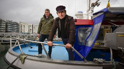 Sauro Mart�nez, a la derecha, en el Playa de Sanxenxo, uno de los pocos barcos que sali� al mar este martes en la r�a de Pontevedra