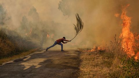 Incendio forestal en Meln, entre las aldeas de Quins y Vilaverde