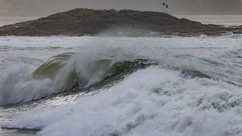 La costa de Balar�s, en Ponteceso, con fuerte oleaje