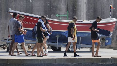 Varios j�venes pasean por el Puerto de Tazones, Asturias