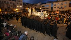 Miles de marianos y turistas presenciaron las procesiones de la Semana Santa de Viveiro; en imagen, la del Santo Entierro, el viernes Santo