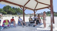 Zona de sombra en la playa de Canelas, en Portonovo