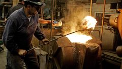 Trabajadores en una f�brica en foto de archivo.