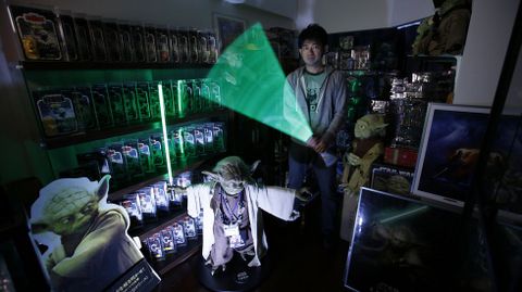 Un joven japon�s conocido como Tsukikage, de 42 a�os, con un sable l�ser.