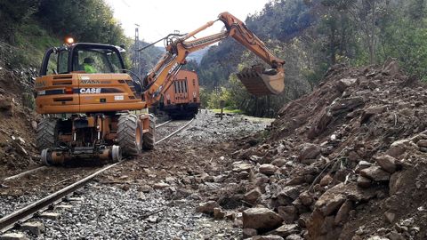 Imagen de un desprendimiento en la lnea Ponferrada-Monforte-Ourense ocurrido hace dos aos