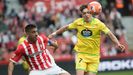 Diego Gómez pugna por la pelota con Cote