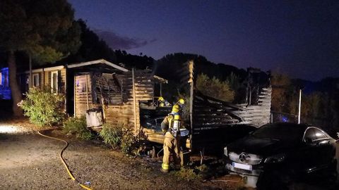 Imagen difundida por los bomberos de la Generalitat de los trabajos de extinci�n del incendio