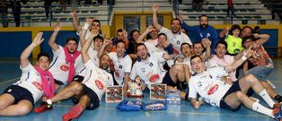 Los integrantes del Conservas Boya festejaron el t�tulo nada m�s finalizar el encuentro en el pabell�n O Areal. 