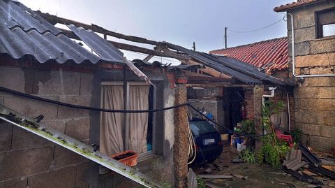 Estado en que qued� un galp�n en Noalla, Sanxenxo, tras el paso de una manga marina este mi�rcoles