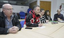 Representantes de cinco sindicatos comparecieron ayer en Burela para cuestionar al Sergas. 