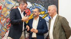 O presidente da RAG, Henrique Monteagudo, no centro da imaxe. Ao seu car�n, � esquerda, o conselleiro Jos� L�pez Campos. � dereita, o secretario xeral da Lingua, Valent�n Garc�a.