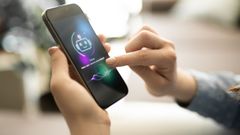 Una persona hace uso de un &laquo;chatbot&raquo; de inteligencia artificial