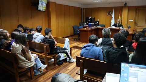 La jueza decana de Ferrol, con los participantes de Educar en Xustiza en una imagen de archivo del 2023.