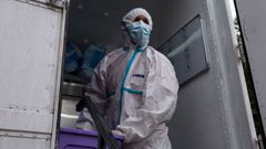 Un grupo de cocineras y trabajadores reparte almuerzos este mi�rcoles en Colina, al norte de la regi�n metropolitana de Santiago (Chile).