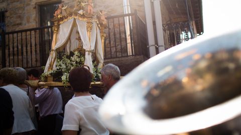 Romer�a da Virxe do Cristal.La banda de m�sica de Vilanova dos Infantes acompa�a la Procesi�n do Encontro desde el santuario hasta el pueblo.