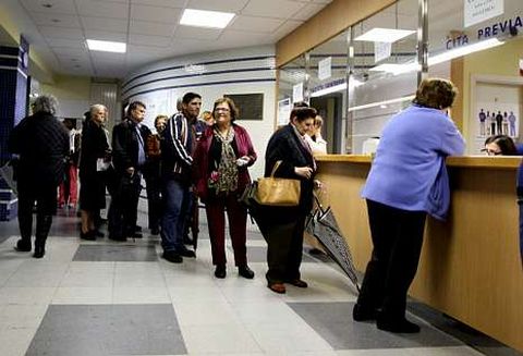 Colas para pedir vez en el servicio de cita previa en San Roque, la semana pasada.