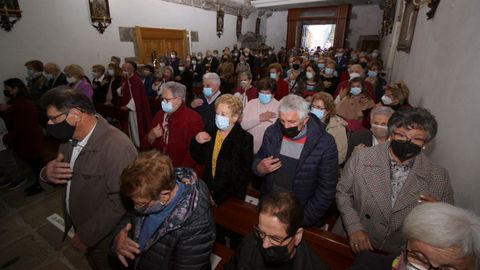 La Irmandade do Cristo da Misericordia sac en procesin las imgenes del Ecce Homo y las vrgenes de la Amargura y la Soledad tras la celebracin de la misa.