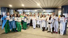 Concentraci�n de m�dicos en la entrada de consultas del Hospital Montecelo, en Pontevedra, en el segundo d�a de huelga