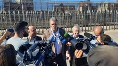 Javier Ortega Smith, vicepresidente de Vox, este domingo, junto a la valla fronteriza de Melilla