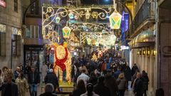 Los turistas disfrutando de las luces navideas de Vigo.