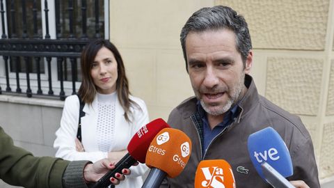El portavoz del PP,  Borja S�mper, junto a su mujer la actriz B�rbara Goenaga