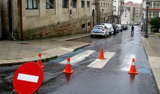 Miembros de Emerxencias cortaron al tr�fico un tramo de la r�a La Molinera en Lal�n.