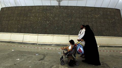 Una familia de peregrinos pasa ante la piedra que simboloza a Satn, en Mina, cerca de La Meca.