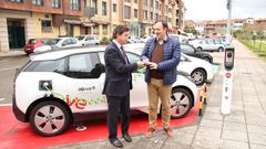 Antonio Gonz�lez-Lamu�o entrega la tarjeta para realizar las recargas a Alejandro Vega Riego